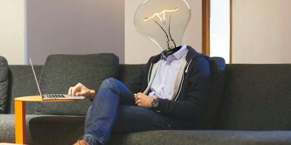lightbulb-3449671_1920
